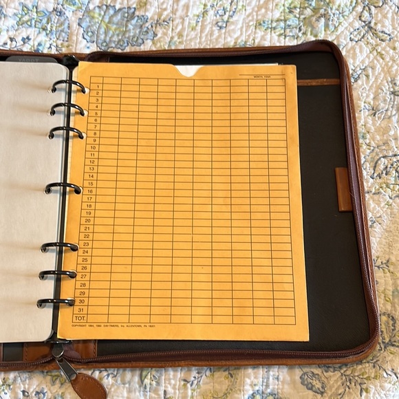 Vintage Day Timer brown leather planner/ folder. Zipper close. Nice worn leather - Picture 5 of 8